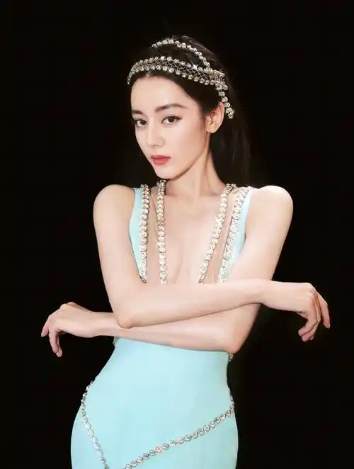 迪丽热巴亮相芭莎红毯,穿高定礼服秀身材,尽显彝族风情_文化_时尚