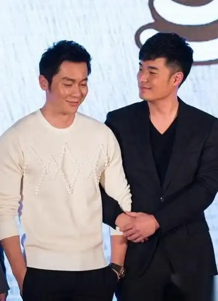 陈赫和李晨的亲密瞬间-告诉我-这不是真的