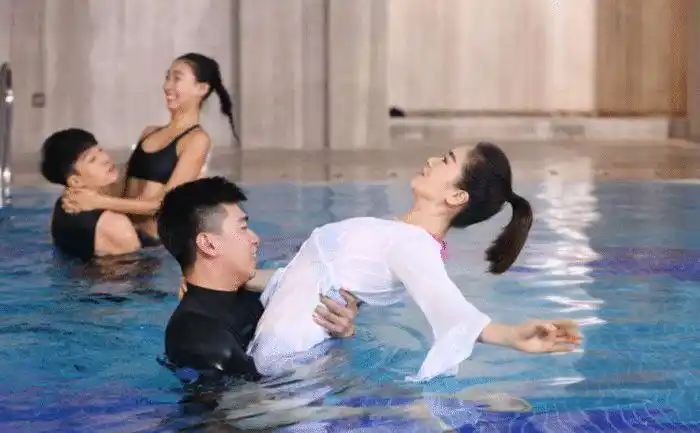 42岁左小青身材有多好当她下水之后网友女神味太浓了