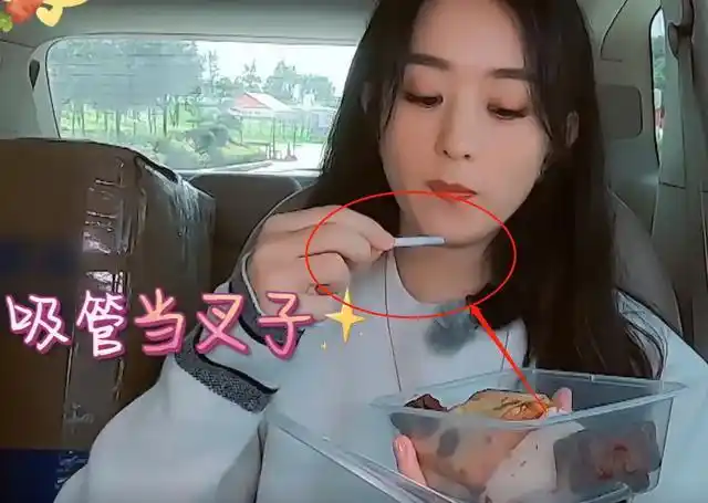 不过零食吃完了,还是要回归正餐了,但是赵丽颖吃饭的时候却忘记带筷子