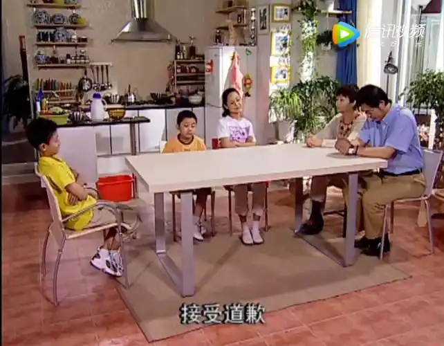 餐厨#《家有儿女》中的客厅属于围合型布局 沙发不靠墙;围合型的杉破