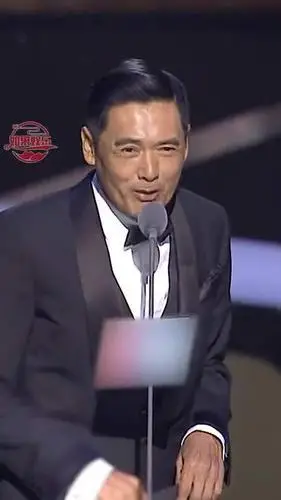 周润发为韩国男团颁奖,梳着大背头,气场不减当年依旧强大,怎么也看不