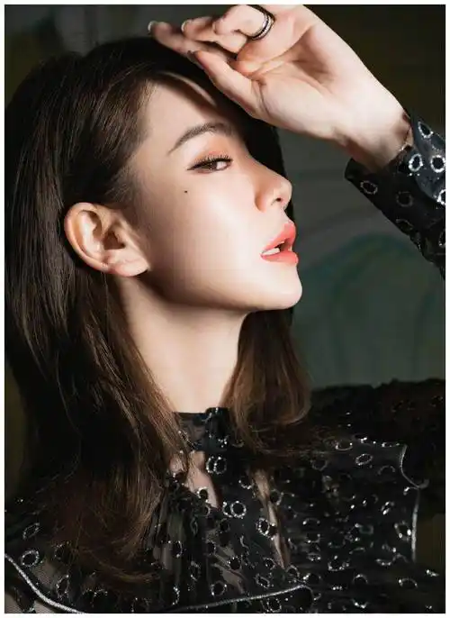 35岁戚薇换新造型,满头小丸子个性十足,穿拼接色连衣裙优雅减龄_发型