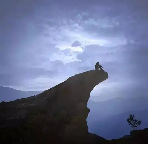 越过山丘,才发现无人等候