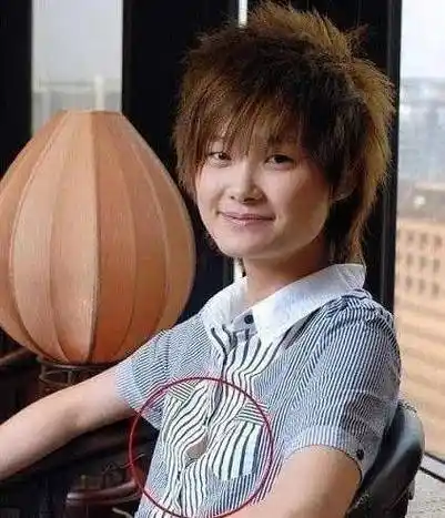 李宇春演唱会太有看点了,大露背贴身剪裁显出蜜桃臀,逆天长腿绝_造型