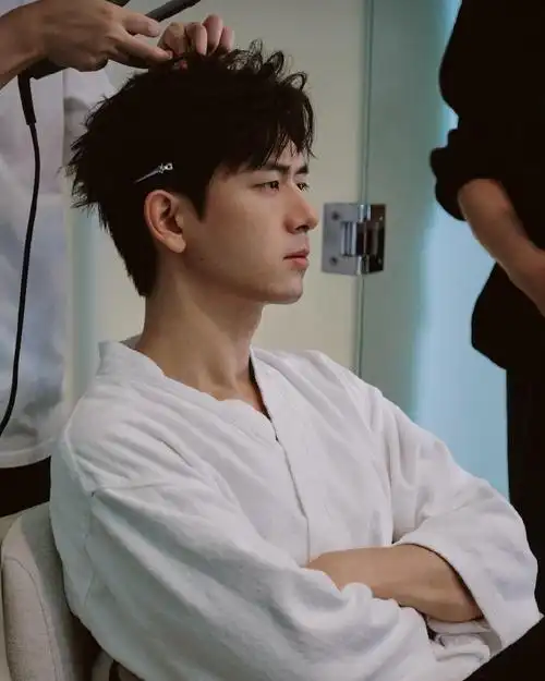 李现超话📸#李现国色芳华#2025/01/14 ins 更新一则"活动随拍…"