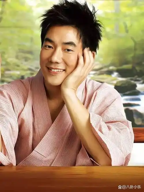 观众席上,一位年轻女孩儿拿着麦克风感谢任贤齐说,22年年前您做了一件