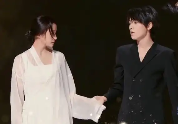 原创关晓彤和华晨宇跳舞两人憋住不笑