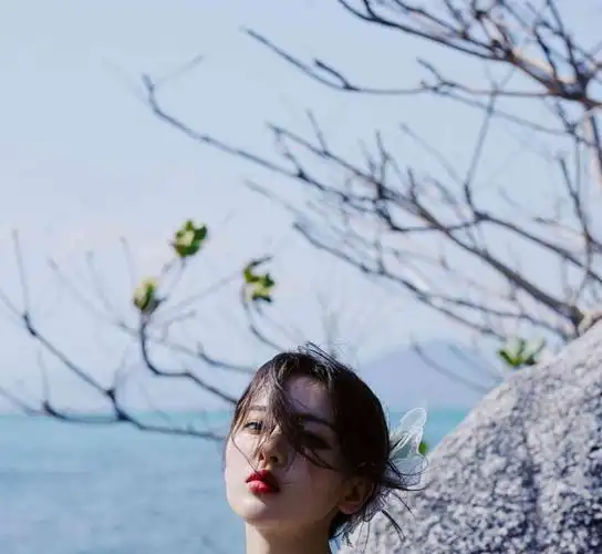 杨超越海边头发吹乱,却格外显可爱气质,泡泡袖上衣公主范儿