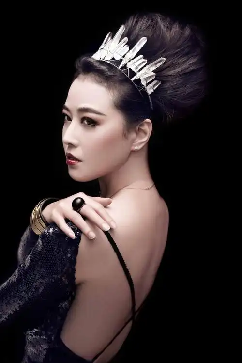 周海媚曝黑色系视觉写真气质优雅女王范十足