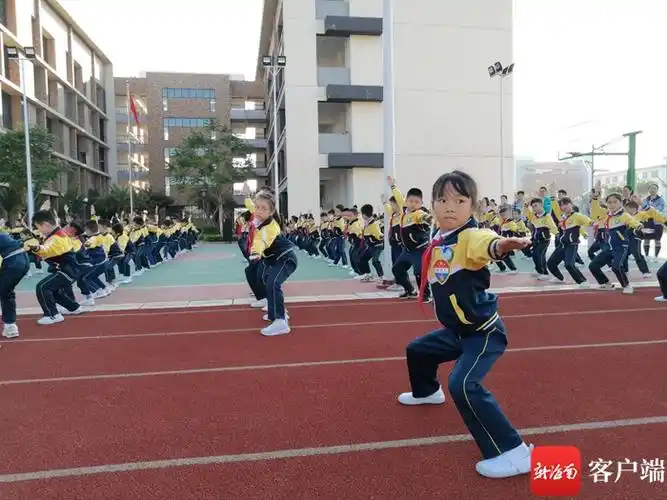 长滨小学学生在做三字经武术操.学校供图