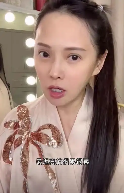 伊能静都是顶着大素颜出镜,而这次她使用的镜头还是半点美颜滤镜都没