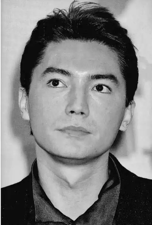 尊龙:统一亚洲人审美的男人,却无儿无女,无父无母,无妻无伴