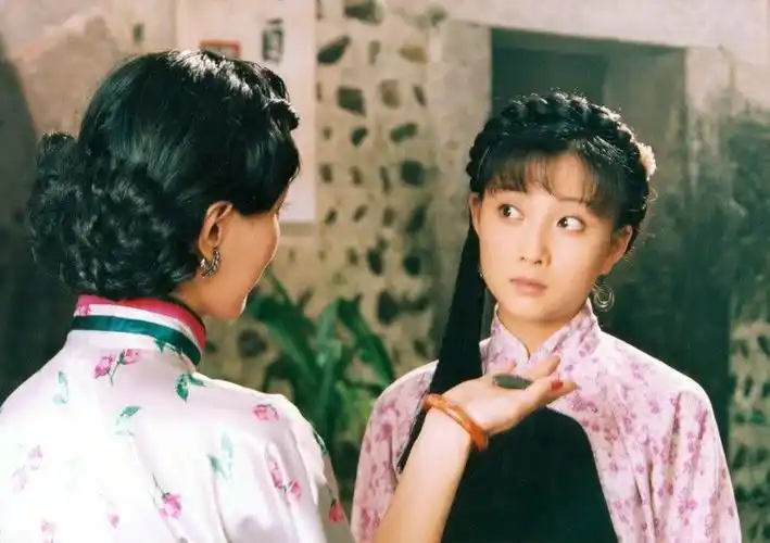 殷桃围屋里的女人