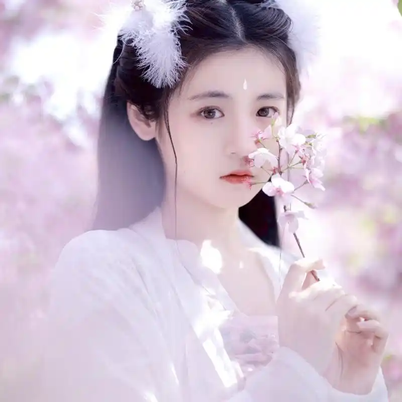 两眉羞,绸缎与折扇并肩游,谁有笑涡红透" 微博自截 古风汉服女生头像