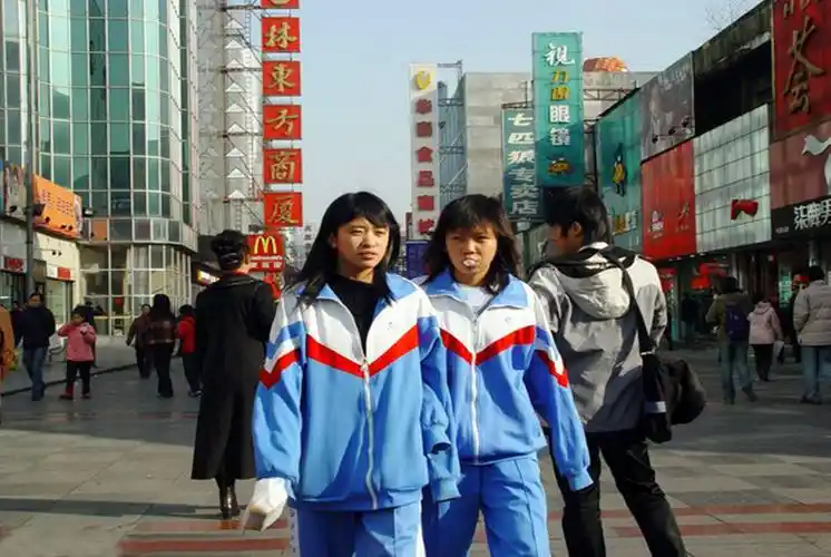 世界各国校服大公开英国绅士泰国青春网友还是中国最实用