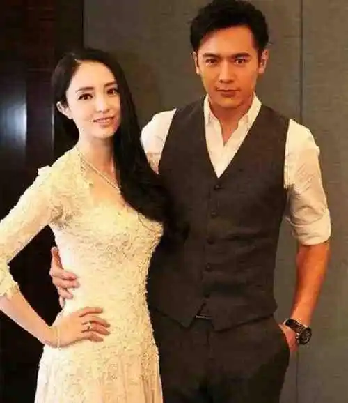 董璇在谈及自己可爱的女儿小酒窝的时候,董璇不但没有揭发自己老公的