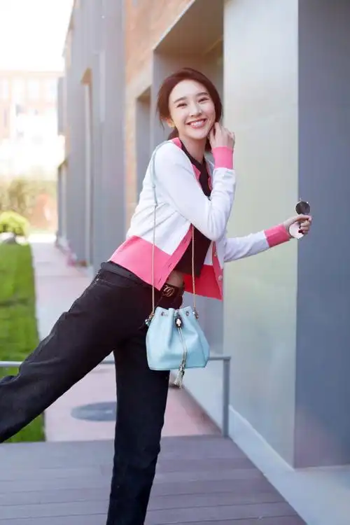 毛衣真不敢乱穿溜肩穿v领宽肩穿开衫唐艺昕做的就非常棒