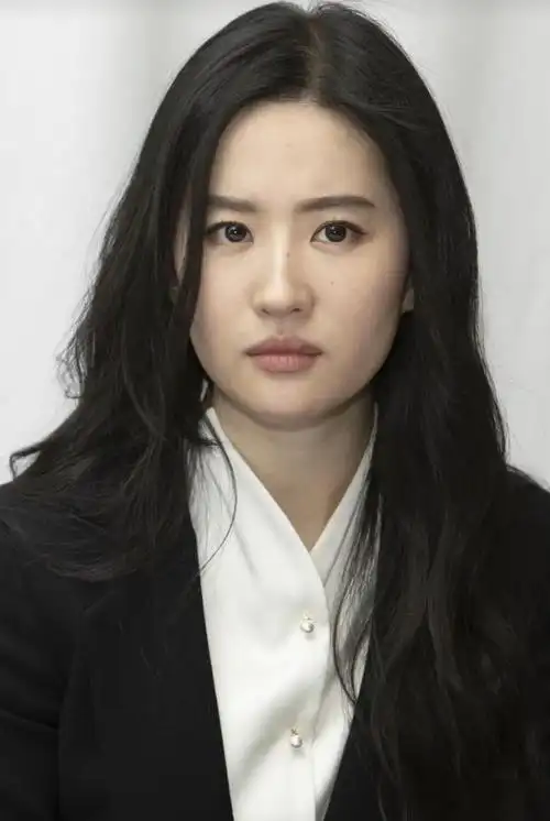 刘亦菲怼脸高清未修图曝光颈纹明显牙齿有黑斑皮肤状态真实