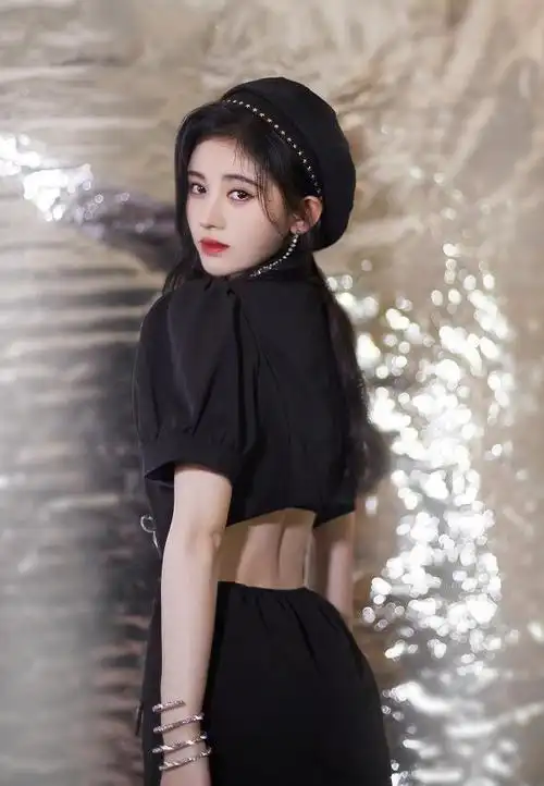 鞠婧祎最新发布会造型穿镂空露背西装裙腰也太细了