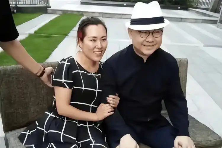 刀郎被女粉丝强搂,合照显亲密,《罗刹海市》再次惨遭批评