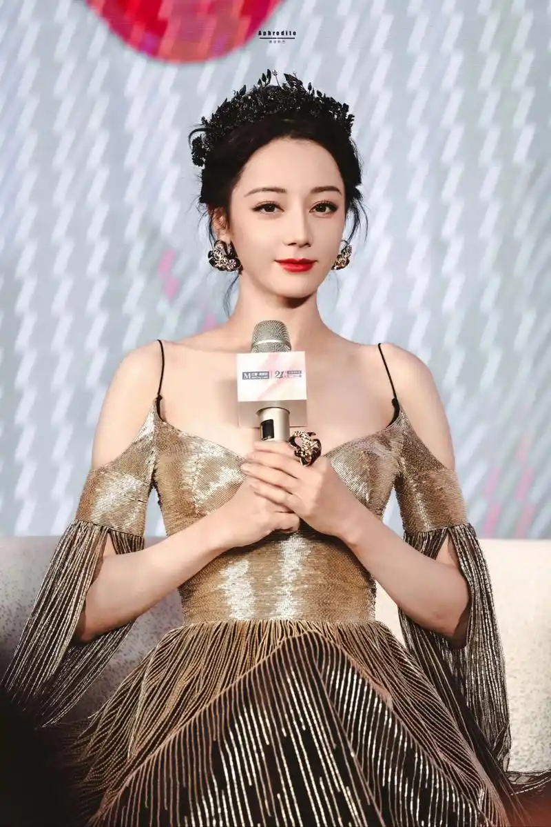 迪丽热巴身穿 georges hobeika 2023 秋冬系列礼服,亮相红星美凯龙