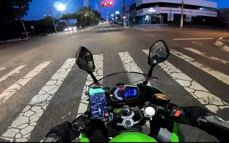 川崎ninja400 -加速夜晚前往巴西利亚首都摩托车周