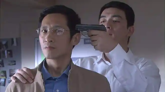 现场铁证:凶手自知露馅,竟敢挟持队长,不料下秒就被队员击毙-影视综