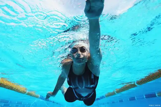 5步教你轻松学会自由泳的基本动作,一定要按照步骤学习,打好基础才能