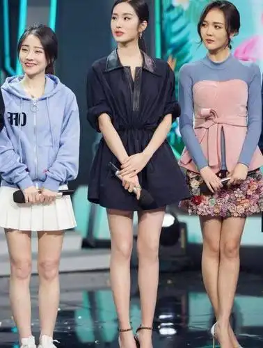 杨采钰冯提莫《天天向上》同框照,网友:网红和明星一目了然!