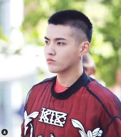 寸头留成吴亦凡的发型怎么留(吴亦凡寸头怎么剪)