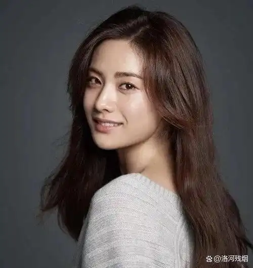 林珍娜是一位备受关注的韩国歌手和演员,以其出色的演技,迷人的颜值和