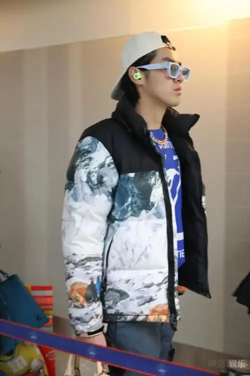 2020年1月14日,巴黎,吴亦凡现身机场.