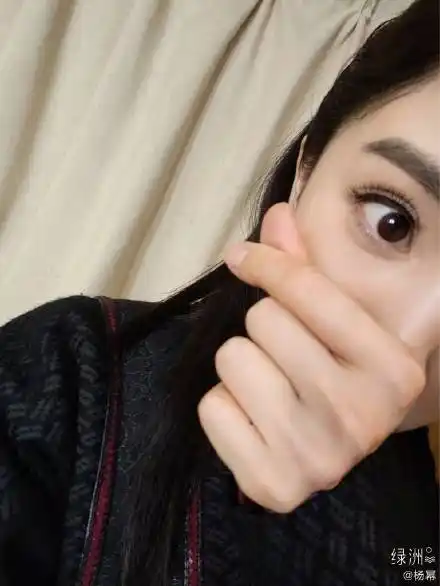 杨幂520比心自拍以剧中造型出镜又甜又飒