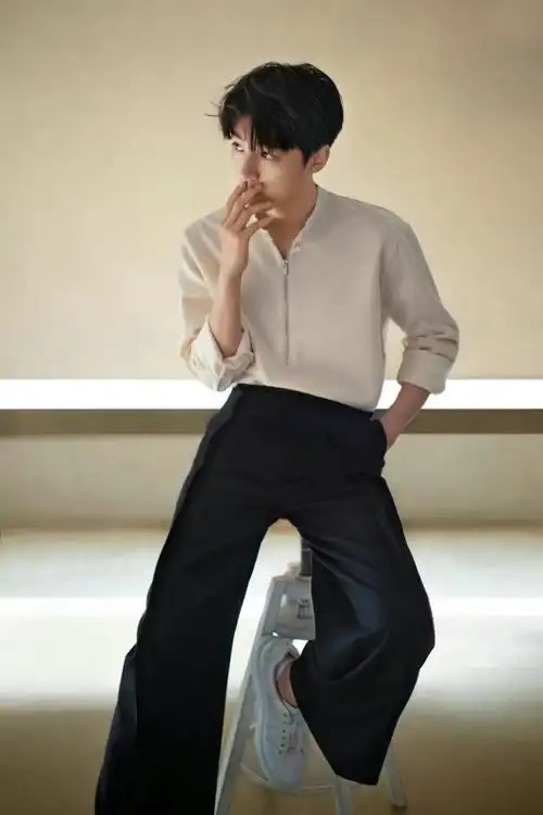 王俊凯黑色西装随拍来啦修长身材衬托优越比例