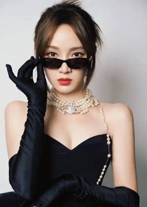 孟佳的露肩美人鱼裙展现了她的曲线,皮手套和墨镜摩登又时尚_造型