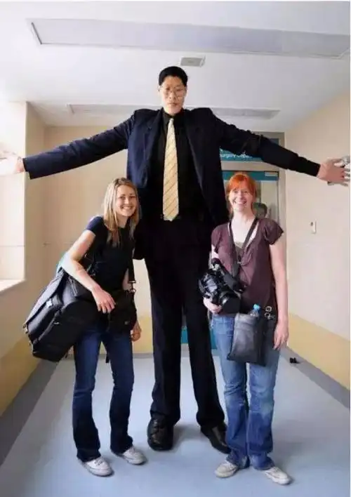 2米42的中国第一高人,结婚19年没孩子,1.