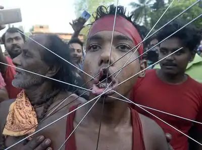 印度教信徒庆传统节日 上演恐怖穿刺表演