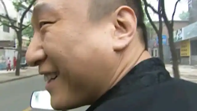 摊主见状大怒,刚想挥拳上前,却被刘华强顺势一刀捅进肚子,摊主的两个