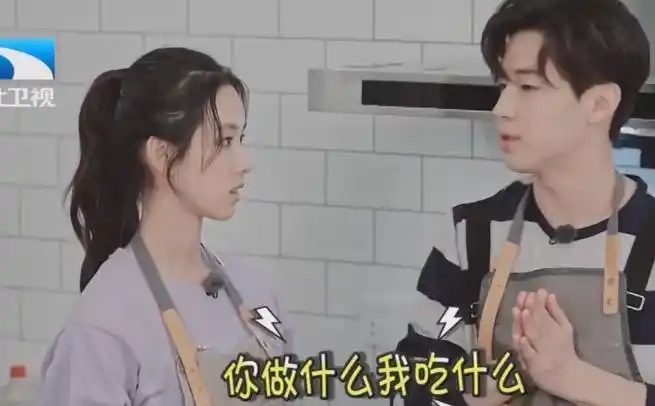 刘宪华从身后熊抱陈都灵,他俩的互动,让人找到了初恋的感觉