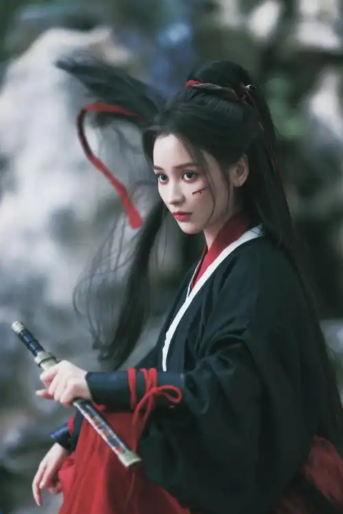 王一菲古风侠女战损写真