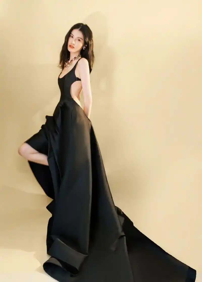 何穗:黑色露背长裙