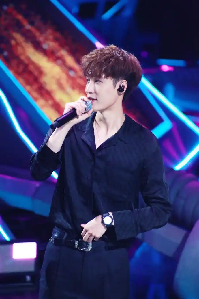 张艺兴身着黑衬衫搭配金丝框眼镜上演"眼镜杀".