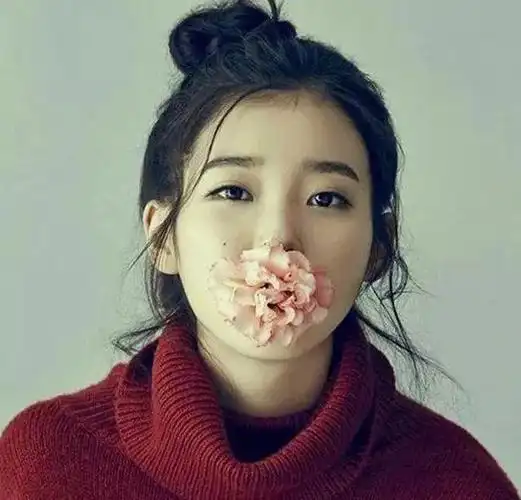 盘点娱乐圈嘴里叼花的9大女星:有的优雅又美艳,有的清纯又呆萌