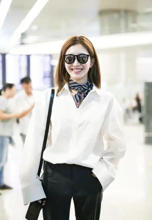 江疏影穿搭"精髓"穿出来了!白衬衫搭配黑西裤高级时髦,超好看