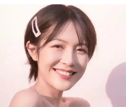 女生三七分斜刘海剪法图解