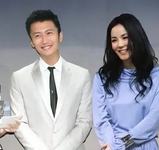 时隔23年,53岁王菲与42岁谢霆锋公开牵手亮相,网友:要结婚了?