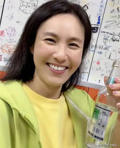 原创            黄晓明请刘畊宏夫妇吃烧烤,刘畊宏秀身材,44岁老婆