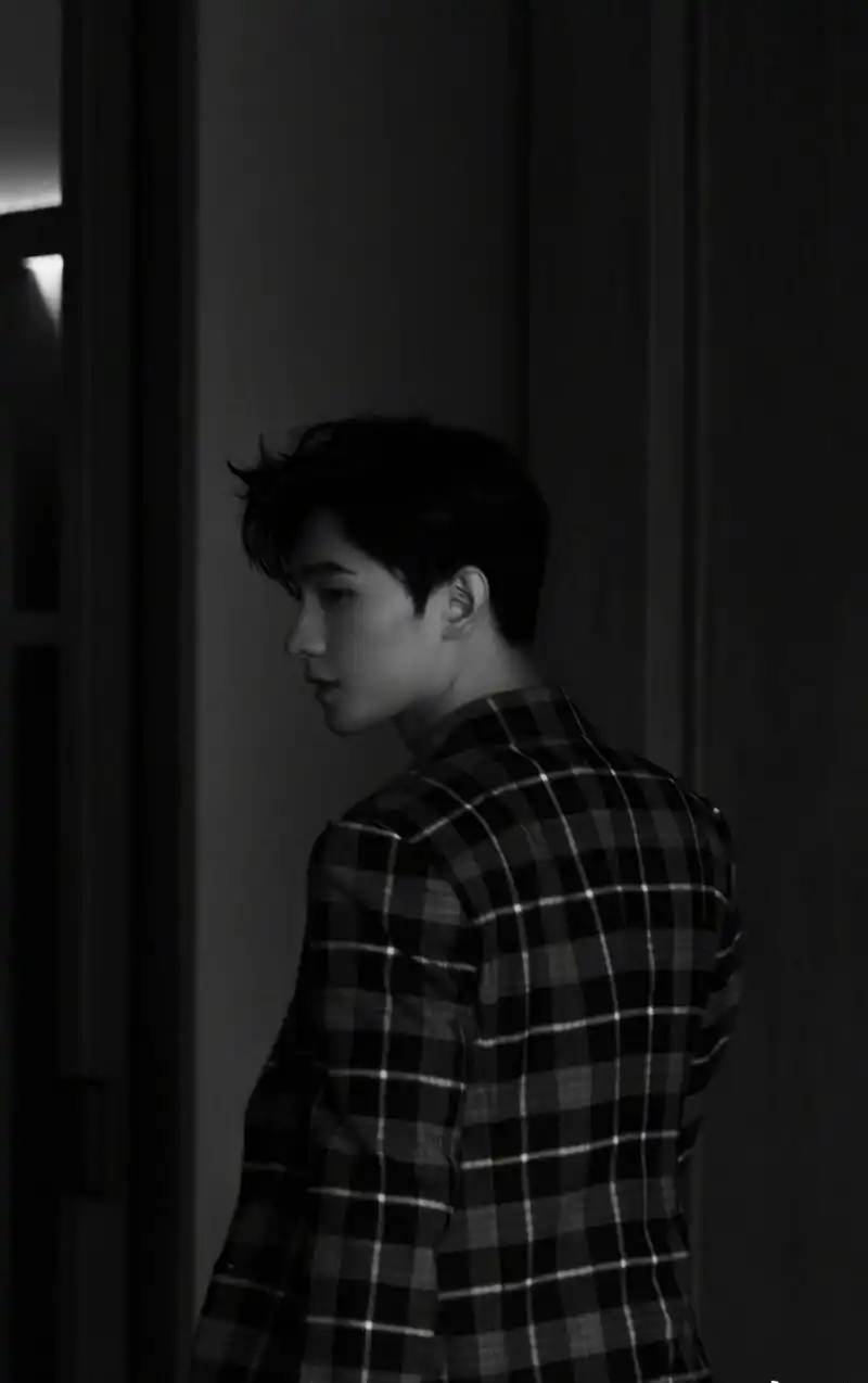 杨洋高冷演绎"侧脸杀"和"背影杀".你们喜欢哪个?