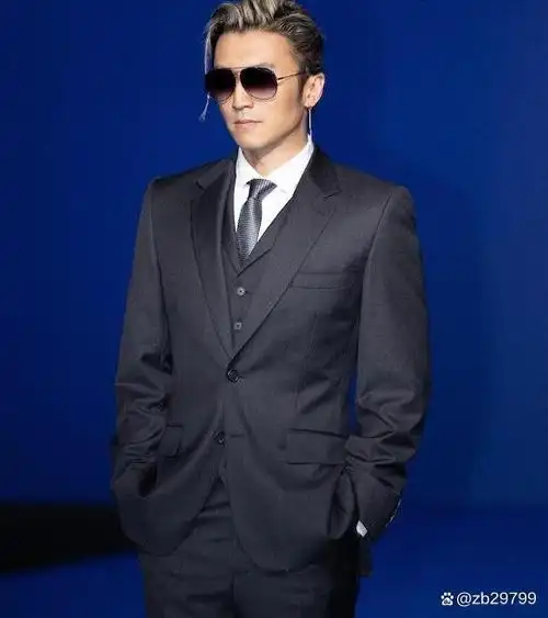 在金色的六月,杰出的演员谢霆锋携手其专业团队,在上海魔都的光芒中